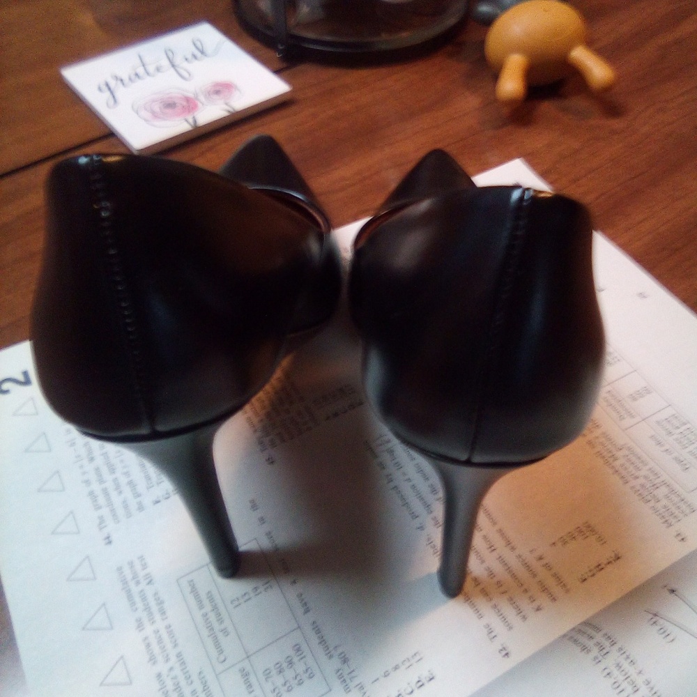 Black pumps